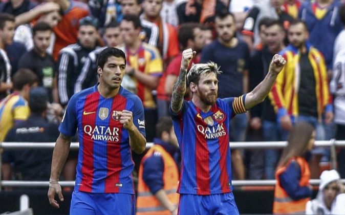 El delantero argentino del FC Barcelona, Leo Messi (d) y delantero...