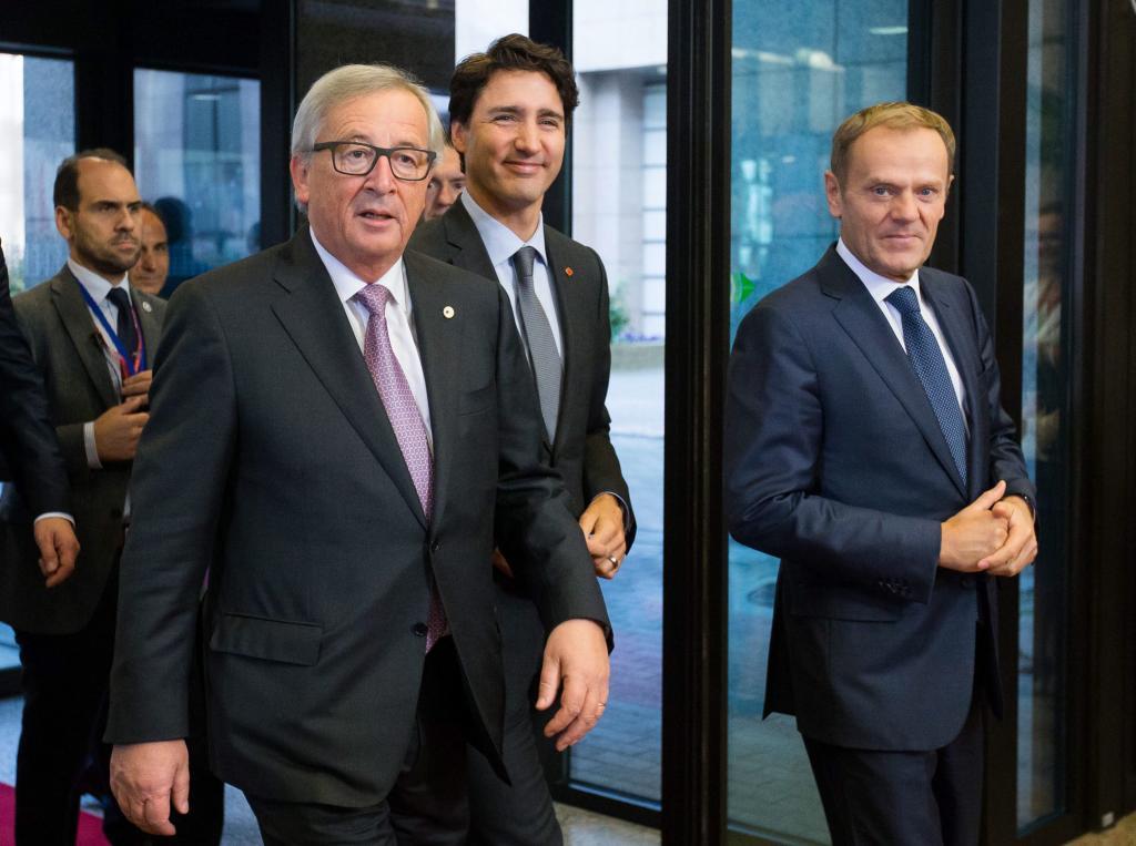 Jean Claude Juncker, presidente de la Comisión Europea (i), Justin...