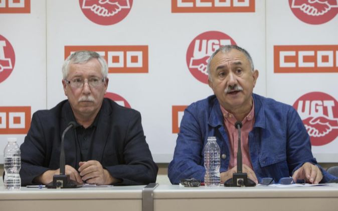 Los secretarios generales de UGT, Pepe Álvarez, y de CCOO, Ignacio...