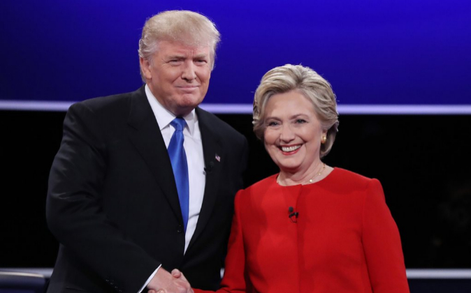 Donald Trump y  Hillary Clinton durante un debate en la Universidad...