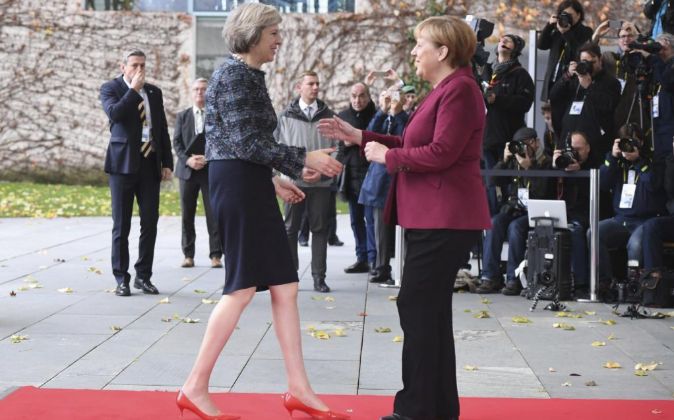 La canciller alemana, Angela Merkel (d), da la bienvenida a la primera...