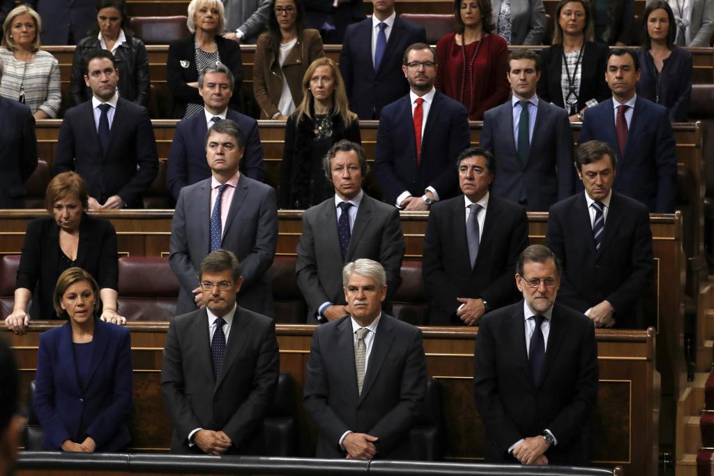 El presidente del Gobierno, Mariano Rajoy (abajo - d), junto a los...