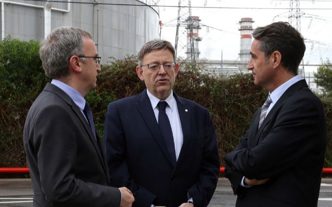 Ximo Puig, junto a los responsables de BP Oil España.