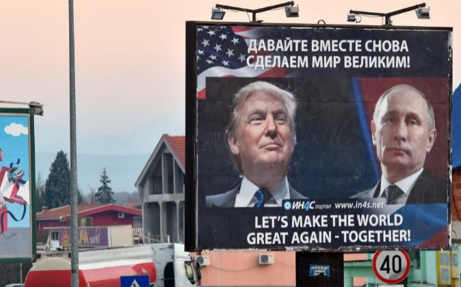 Un cartel muestra la imagen del presidente electo de Estados Unidos...