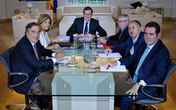 El presidente del Gobierno, Mariano Rajoy, acompañado por la ministra...