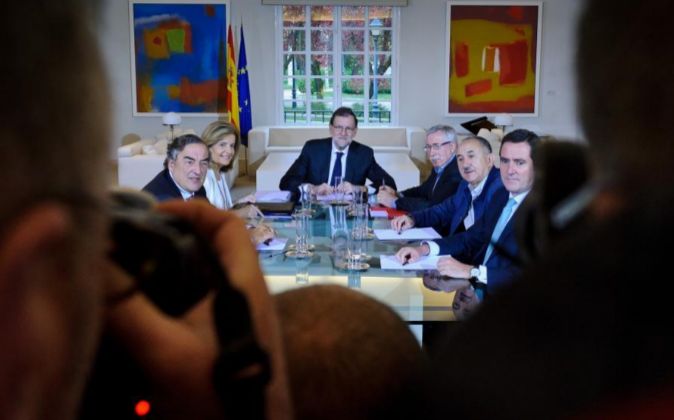 El presidente del Gobierno, Mariano Rajoy, acompañado por la ministra...