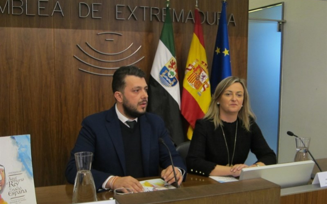 El alcalde de Madrigalejo y la presidenta de la Asamblea, esta...