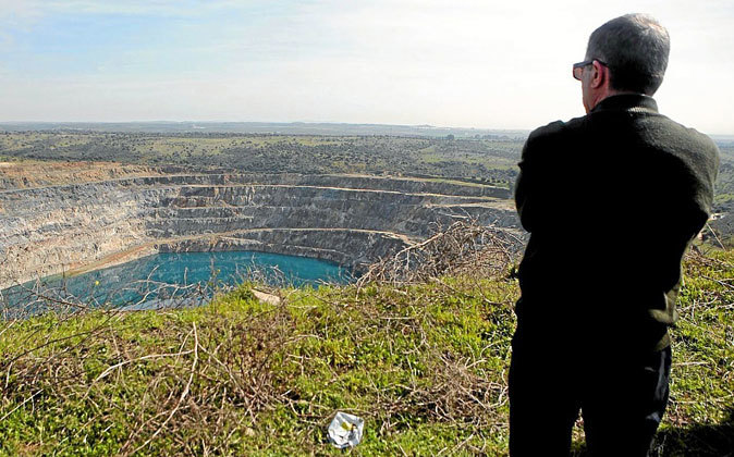 Un hombre observa el paisaje de la corta del yacimiento de la mina de...