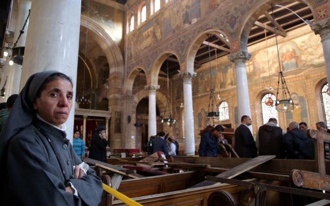 Al menos 25 muertos en un atentado en la catedral cristiana copta de El  Cairo