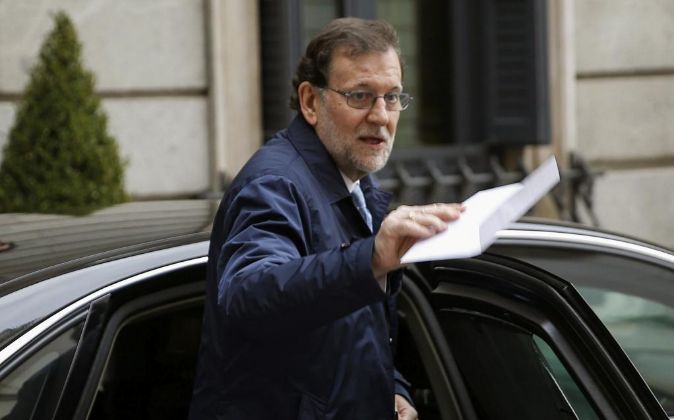 El presidente del Gobierno, Mariano Rajoy, a su llegada hoy al...