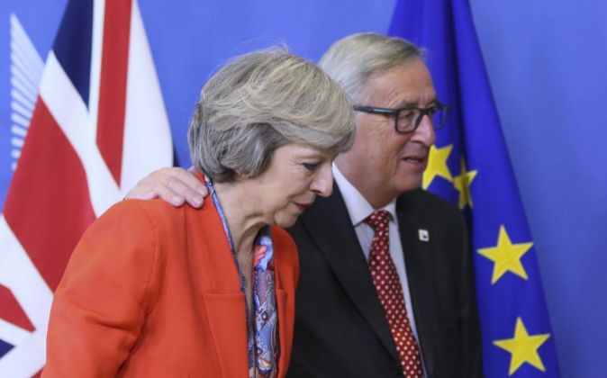El presidente de la Comisión Europea, Jean-Claude Juncker (dcha), da...