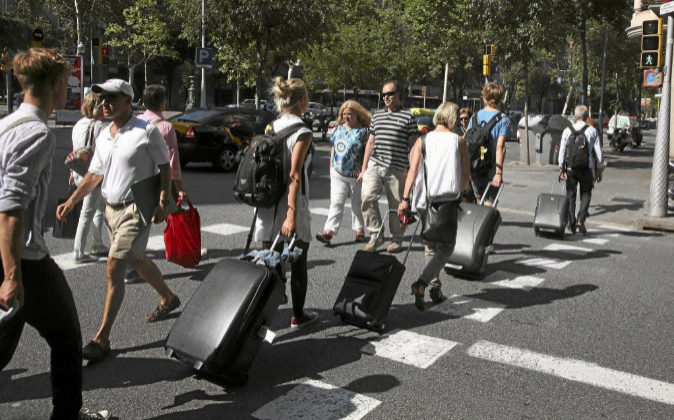 Turistas cruzando un paso de cebra en Barcelona.