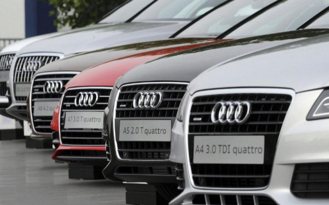 Coches de la marca Audi aparcados frente al Audi Forum el 12 de mayo...