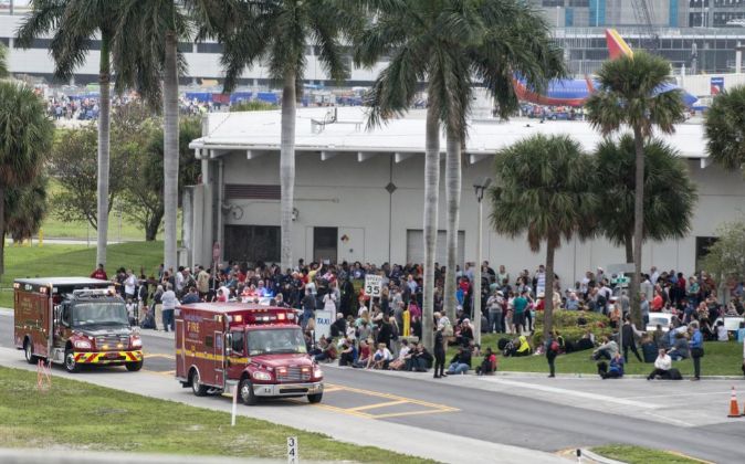 Ambulancias esperan en el Aeropuerto Internacional de Fort Lauderdale...