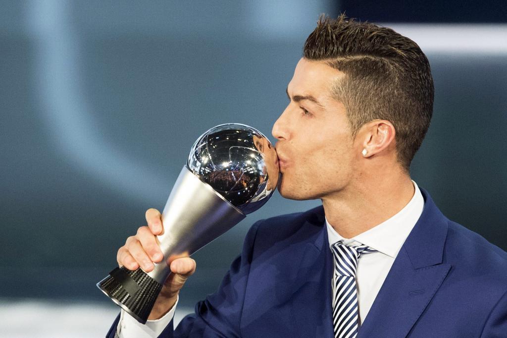 Cristiano Ronaldo besa su Premio el premio The Best.