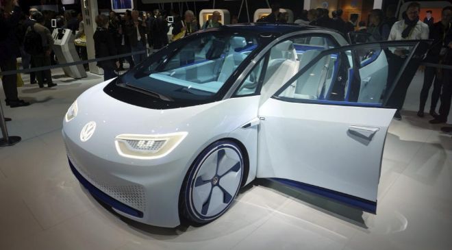 El coche de conducción autónoma de Volkswagen es expuesto en el CES...