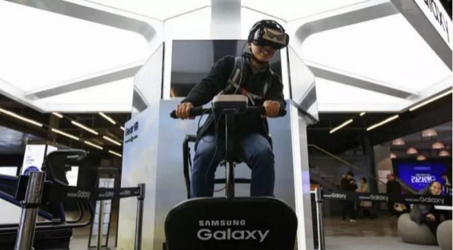 Un visitante prueba las gafas de realidad virtual Samsung Galaxy Gear...