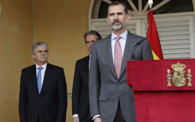 El rey Felipe VI, junto a los ministros españoles, de Asuntos...