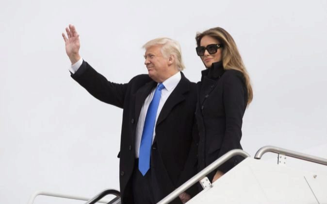 El presidente electo estadounidense, Donald Trump, y su mujer, Melania...
