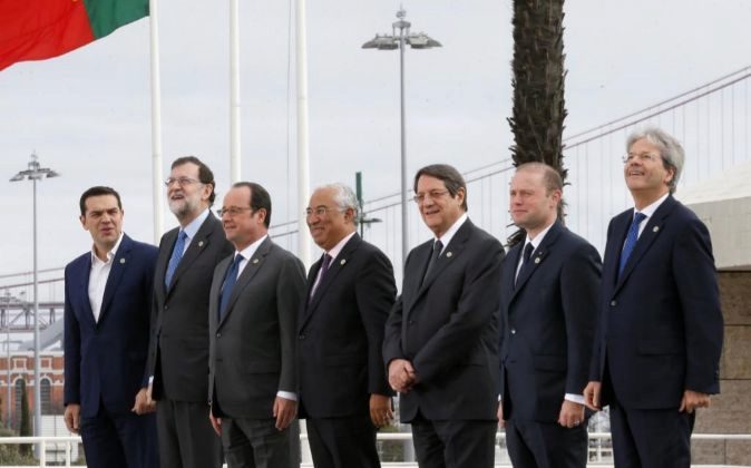 El presidente del Gobierno español, Mariano Rajoy (2-i), junto al...