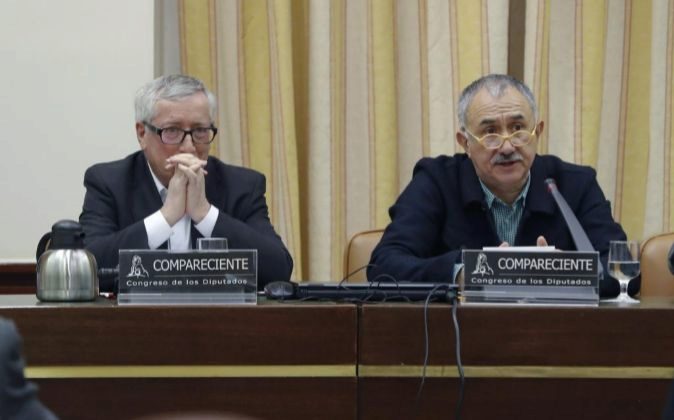 Los secretarios generales de UGT, José Álvarez Suárez (d), y de...