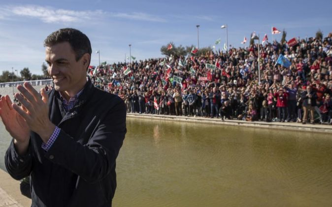El exsecretario general del PSOE Pedro Sánchez aplaude en el Parque...