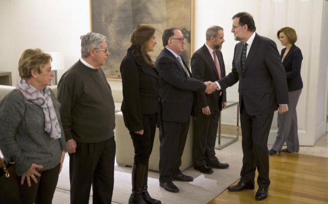 El jefe del Ejecutivo, Mariano Rajoy (d) acompañado por la ministra...