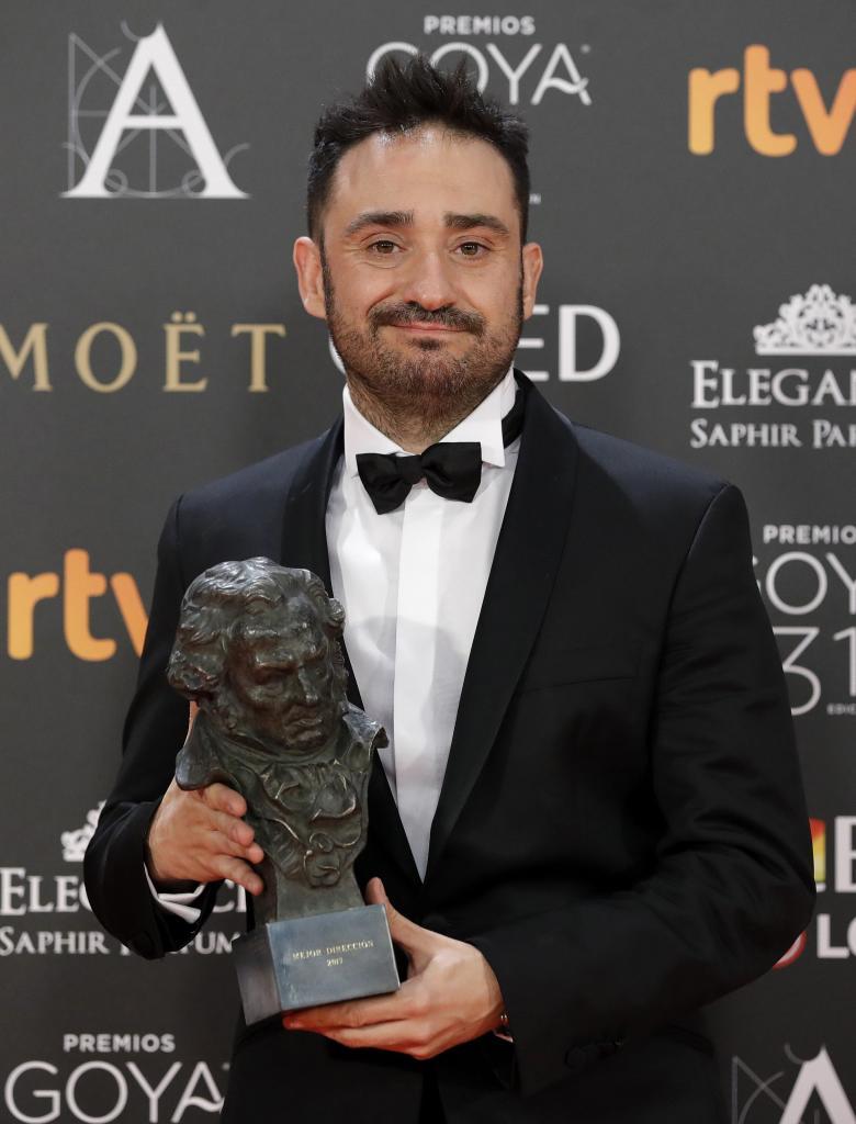 El realizador Juan Antonio Bayona posa con el premio a la Mejor...