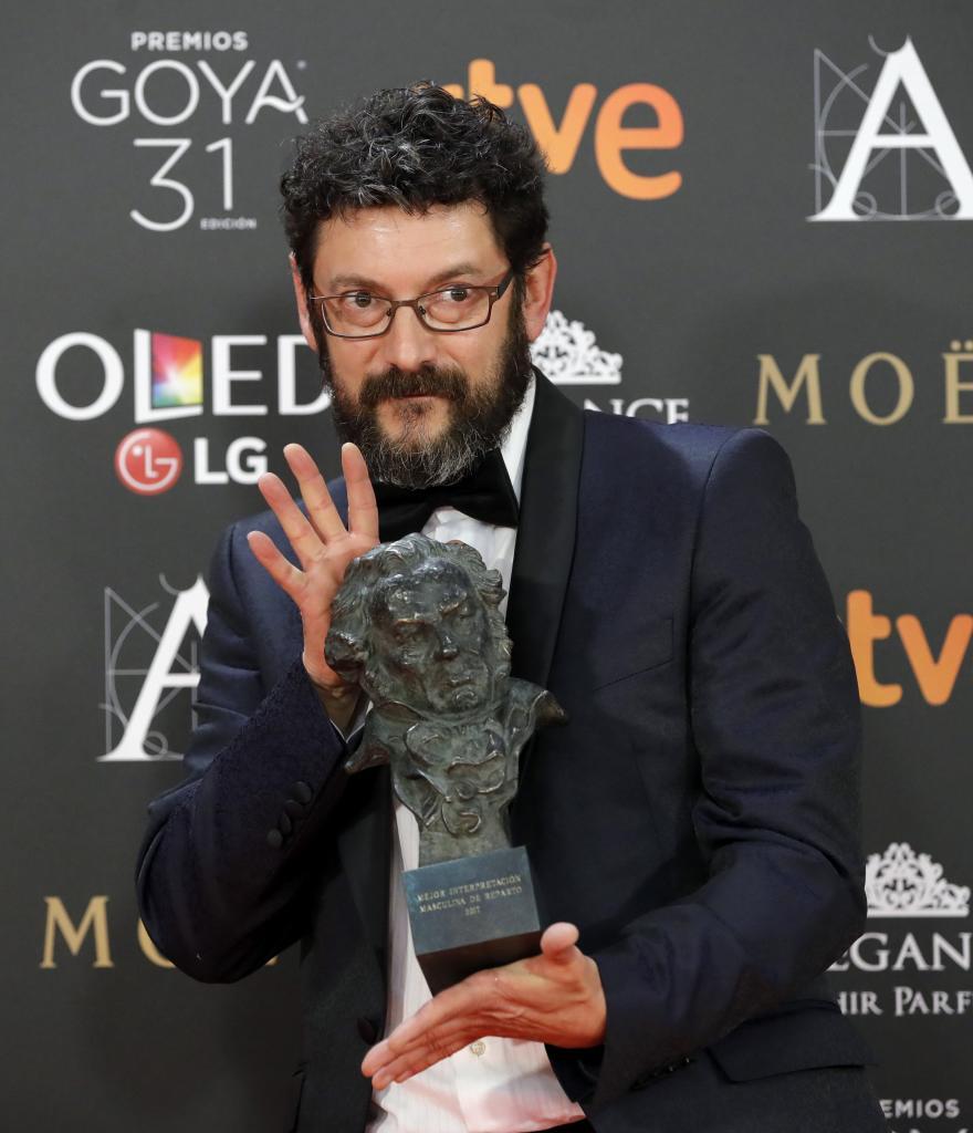El actor Manolo Solo tras recibir el premio a Mejor Actor de Reparto por su  trabajo en "Tarde para la ira". | Sociedad | EXPANSION.com