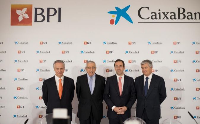 El consejero delegado de Caixabank, Gonzalo Gortázar (2d), junto al...