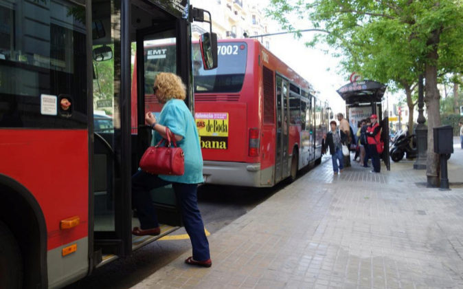 Mujer subiendo a un autobús urbano en Valencia.