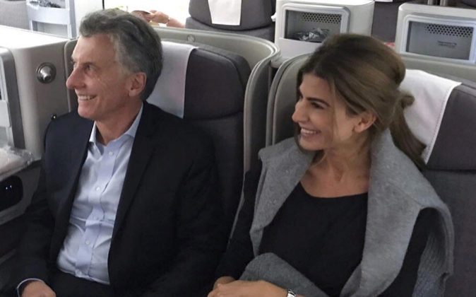 El presidente argentino, Mauricio Macri, junto a su esposa Juliana...
