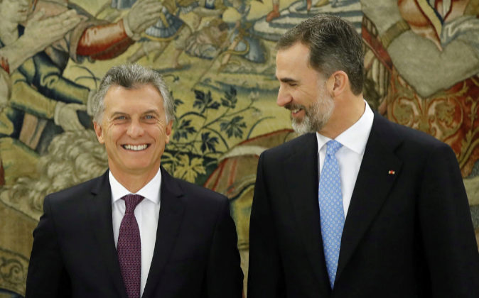 El presidente de Argentina, Mauricio Macri, junto al Rey Felipe VI.