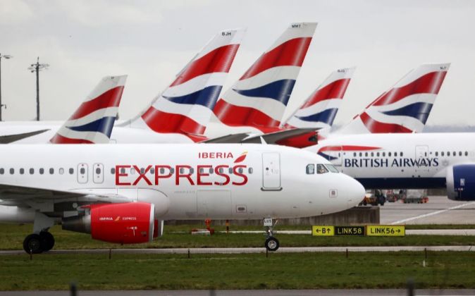 Aviones de Iberia Express y British Airways en el aeropuerto...