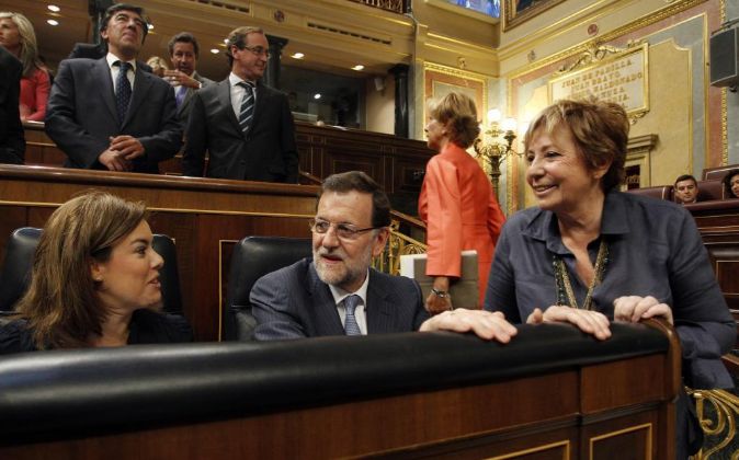 El presidente del Gobierno Mariano Rajoy junto a la vicepresidenta...