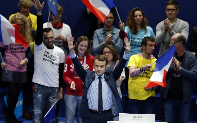 Imagen de Emmanuel Macron, candidato a las elecciones francesas, en un...