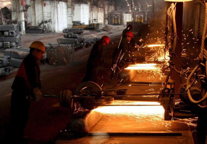 Trabajadores chinos en una empresa metalúrgica de Zining, China.