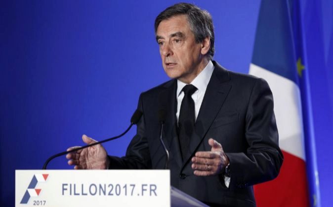 El candidato de la derecha a las presidenciales francesas, François...