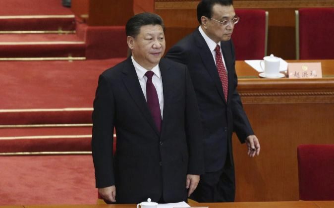 El presidente chino Xi Jinping (i), junto a su primer ministro, Li...