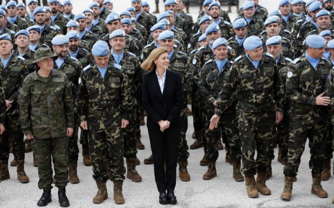 La ministra de Defensa, María Dolores de Cospedal posa para la foto...