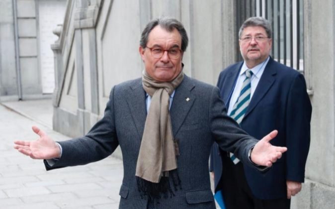 El ex presidente de la Generalitat Artur Mas (i), a su salida del...