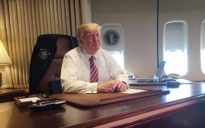 El presidente estadounidense, Donald Trump, posa en su escritorio en...