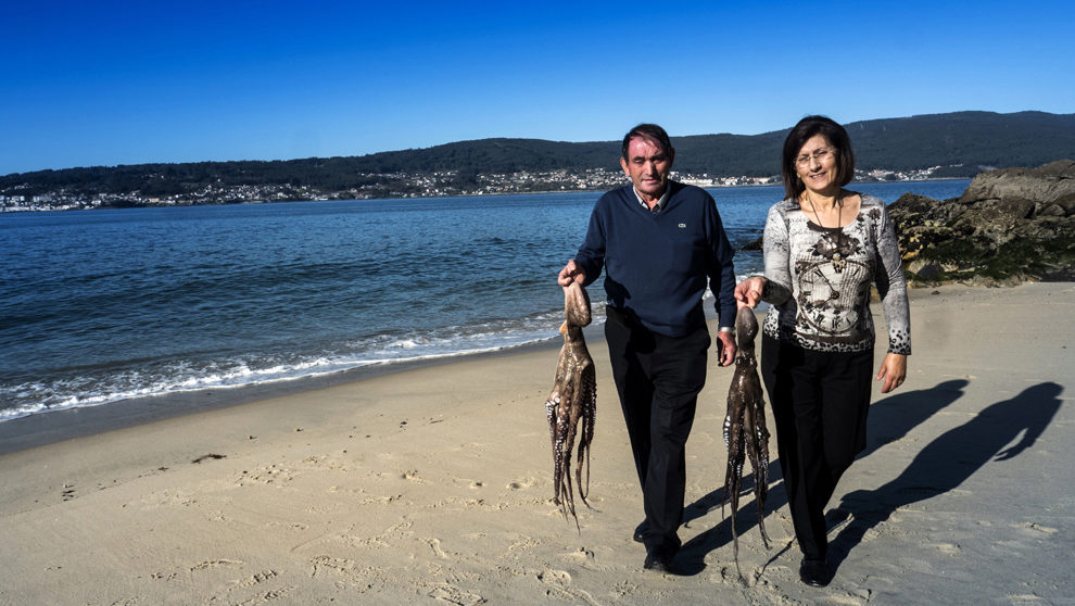 Manuel Otero,  66 años, y Mercedes González, 62, en la playa de...
