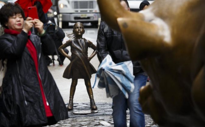 Ciudadanos observan la escultura "The Fearless Girl" de la...