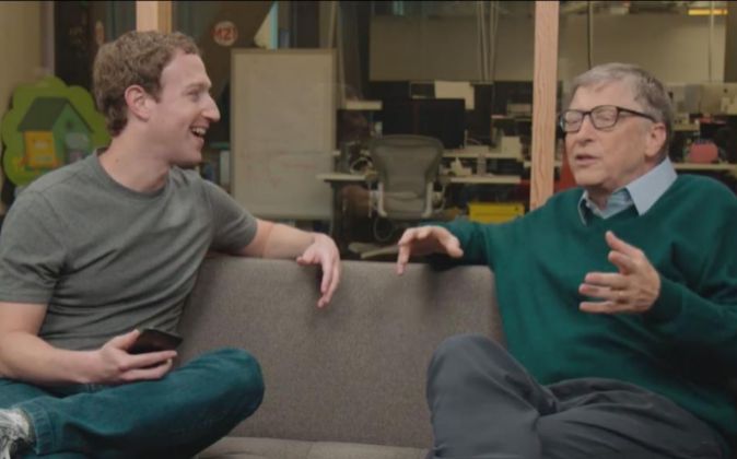 El fundador y CEO de Facebook, Mark Zuckerberg (i), y el fundador de...