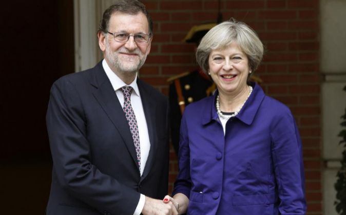 El presidente del Gobierno, Mariano Rajoy, y la primera ministra...