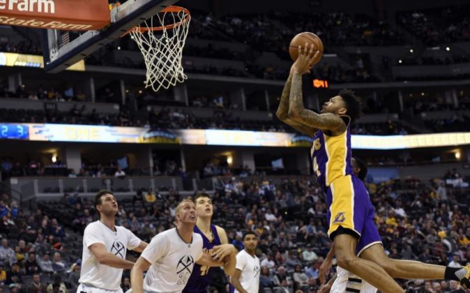 El alero de Los Angeles Lakers Brandon Ingram (d) entra a canasta ante...