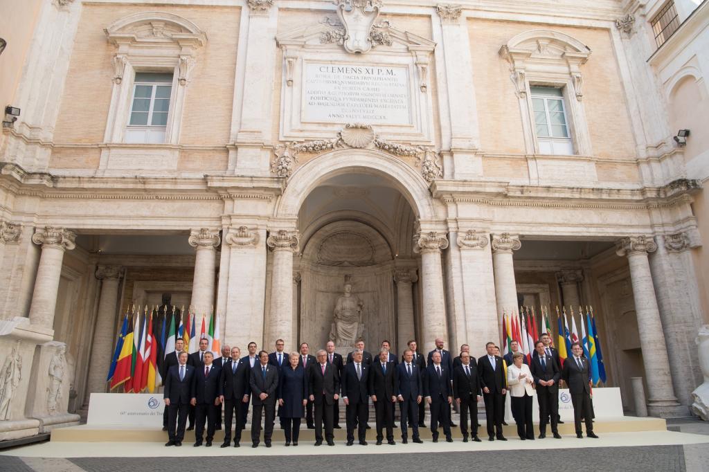 Foto de los 27 jefes de Estado y Gobierno de la Unión Europea y de...