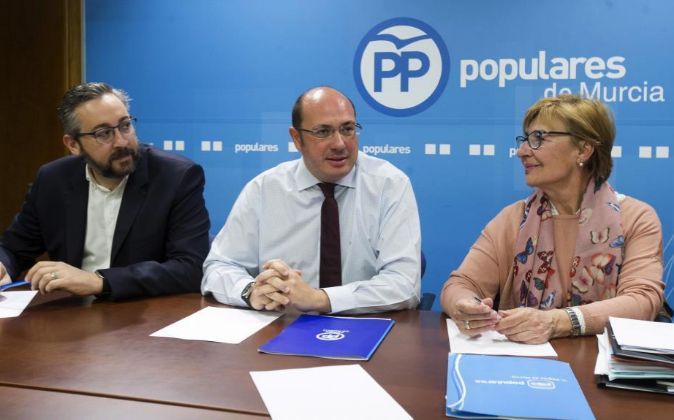 El presidente de Murcia, Pedro Antonio Sánchez (c), junto a la...