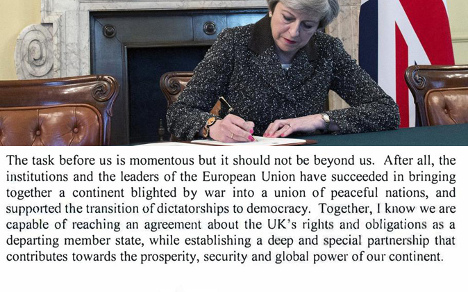 La primera ministra británica, Theresa May, firma la carta con la que...